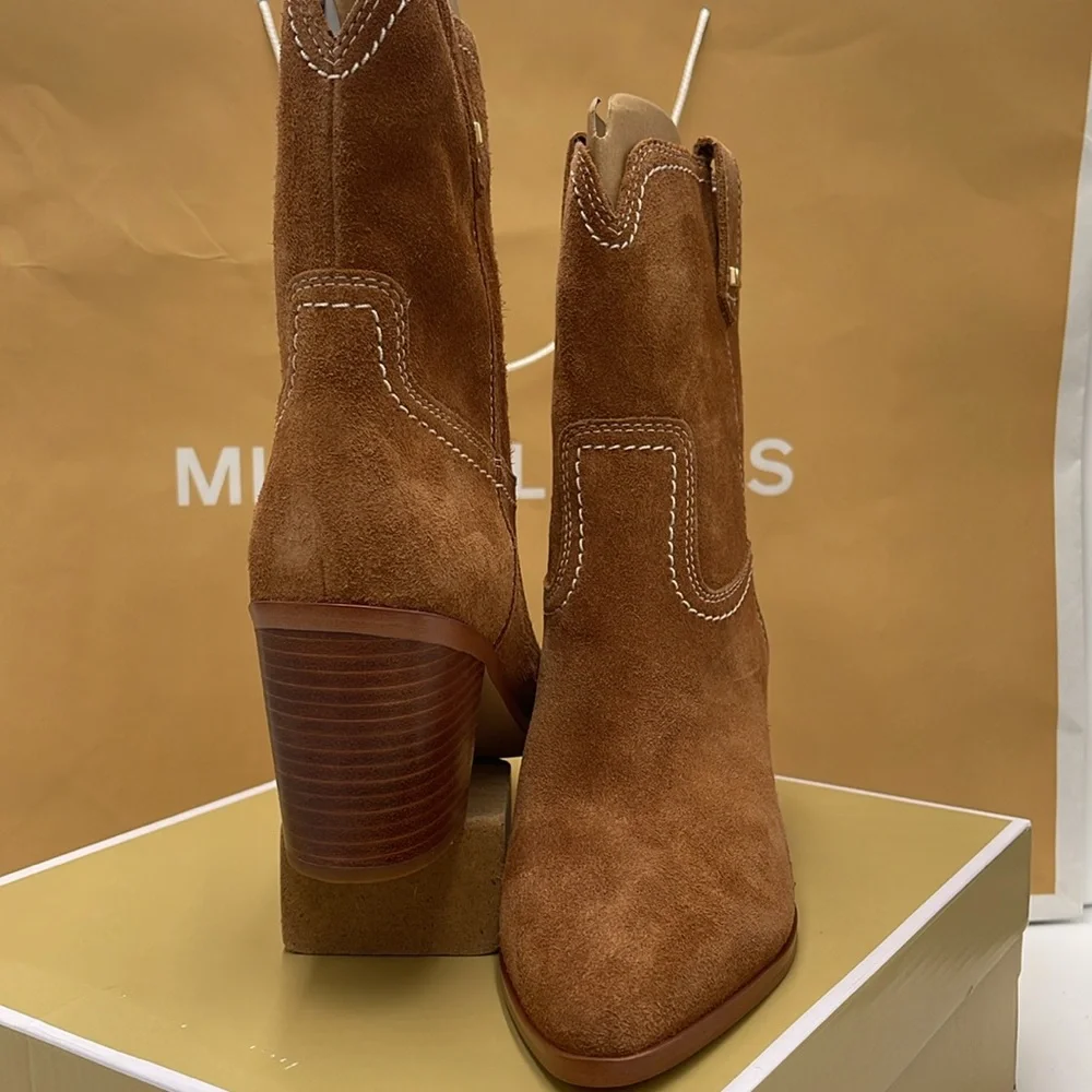 Michael Kors WAVERLY HEELED BOOTIE JUNGLE SUEDE
49F4WVME6S
LUGGAGE - Picture 10 of 16
